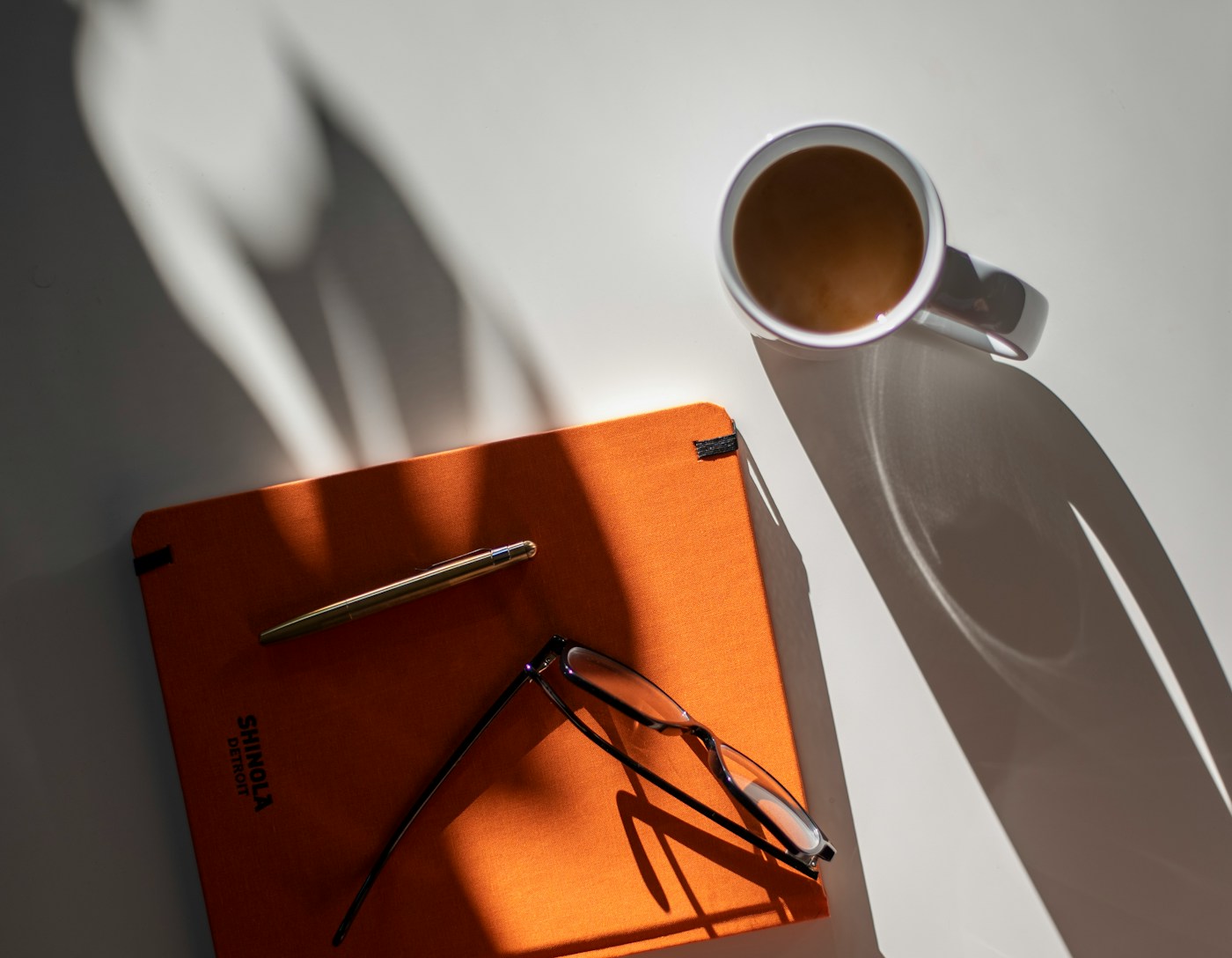 Planificación de estrategia digital: cuaderno y notas de trabajo